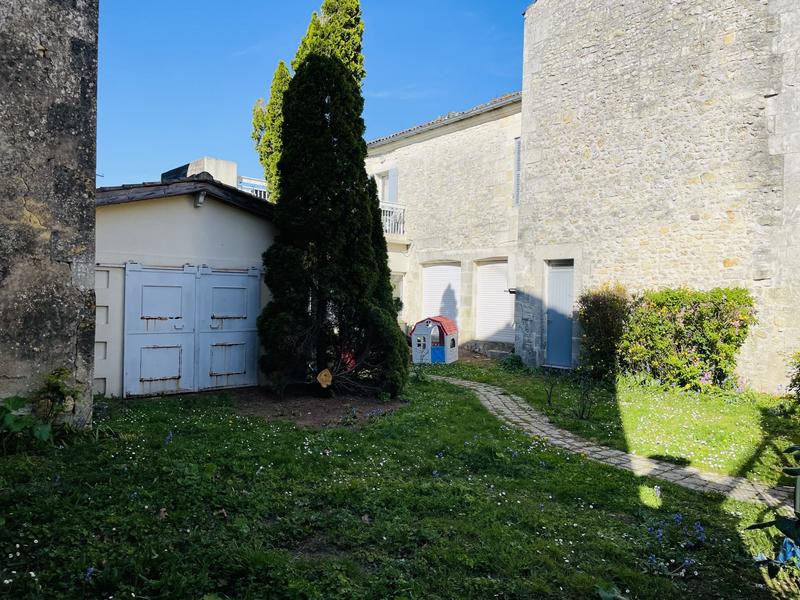 Maison - 220 m² - 8 pièces