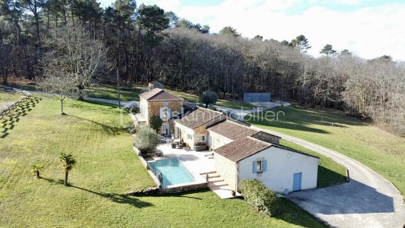 Propriété - 210 m² - 7 pièces