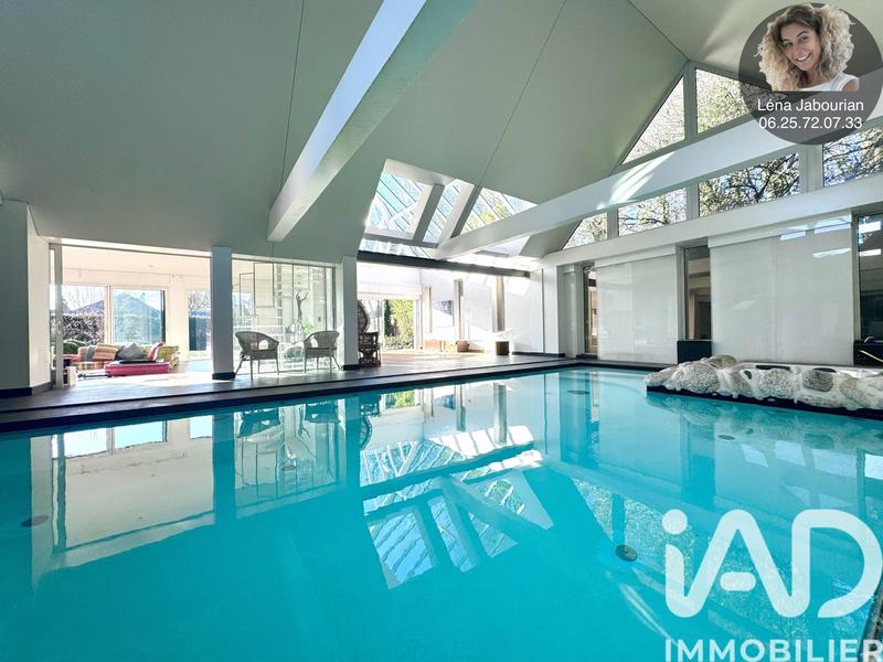 Maison - 1 079 m² - 11 pièces