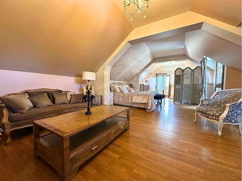 Demeure - 335 m² - 12 pièces