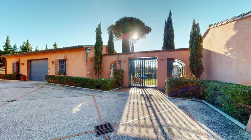 Propriété - 980 m²