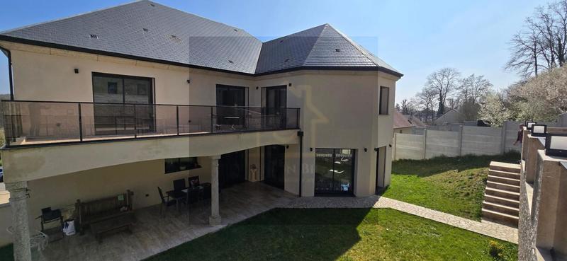 Maison - 315 m² - 8 pièces