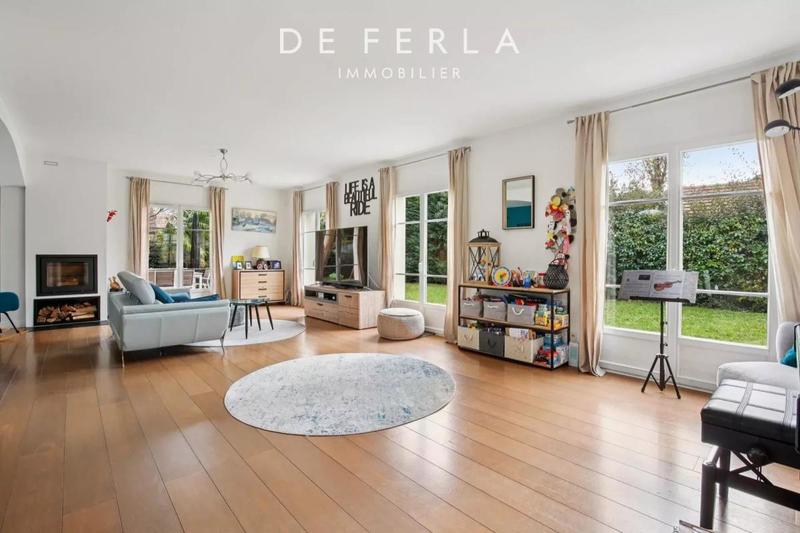 Propriété - 210 m² - 8 pièces