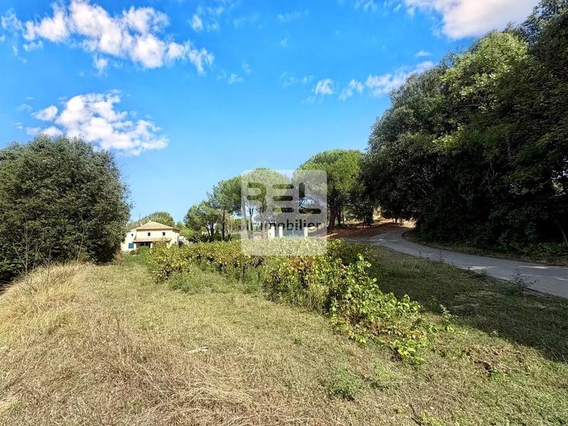 Terrain constructible - 1 057 m²