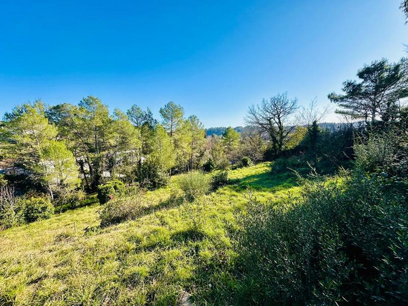 Terrain constructible - 3 142 m²