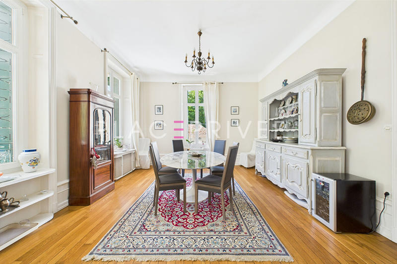 Maison - 325 m² - 10 pièces