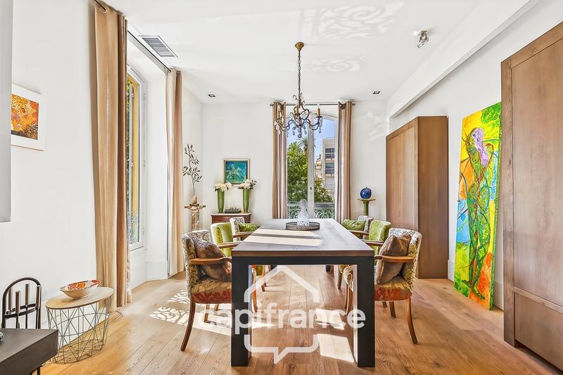 Maison - 323 m² - 10 pièces