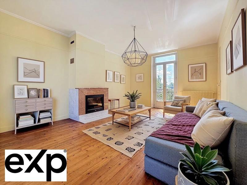 Maison - 240 m² - 8 pièces