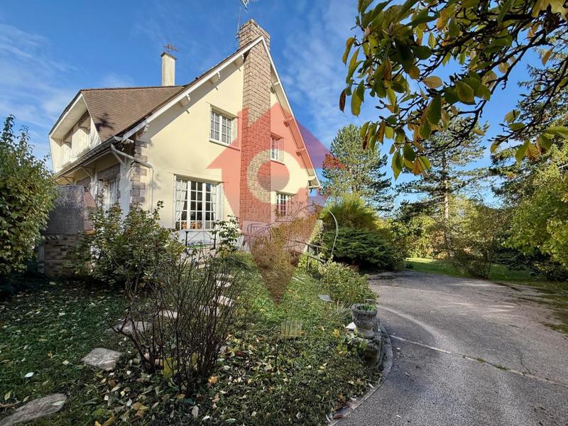 Maison - 240 m² - 9 pièces