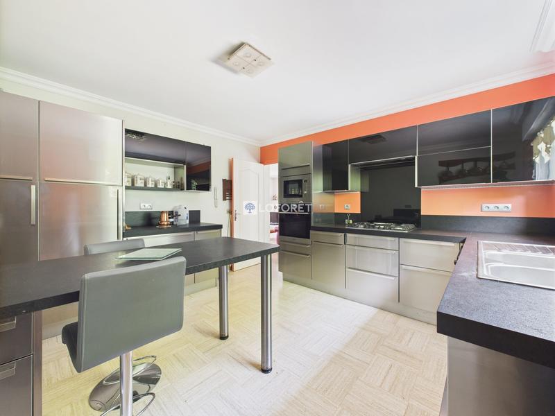 Maison traditionnelle - 215 m² - 9 pièces