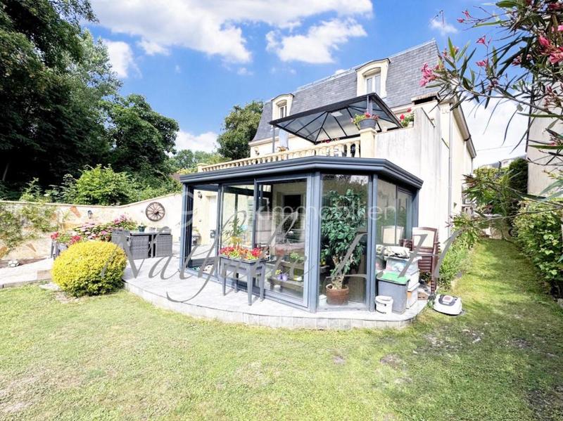 Pavillon - 240 m² - 8 pièces