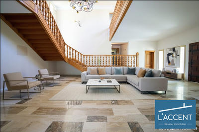 Maison - 435 m² - 8 pièces