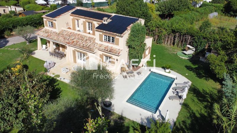 Maison - 220 m² - 8 pièces