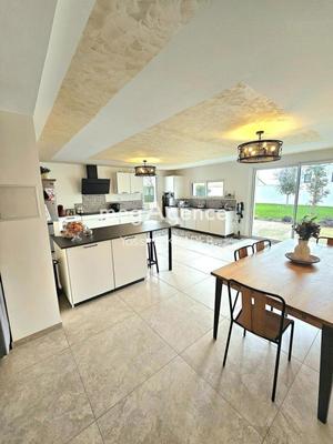 Maison traditionnelle - 185 m² - 6 pièces