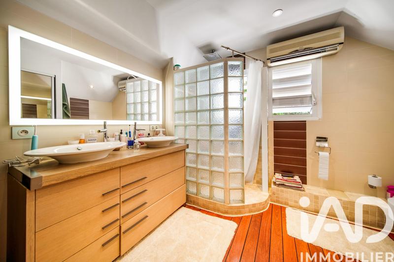 Maison - 235 m² - 7 pièces