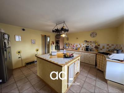 Maison - 260 m² - 9 pièces