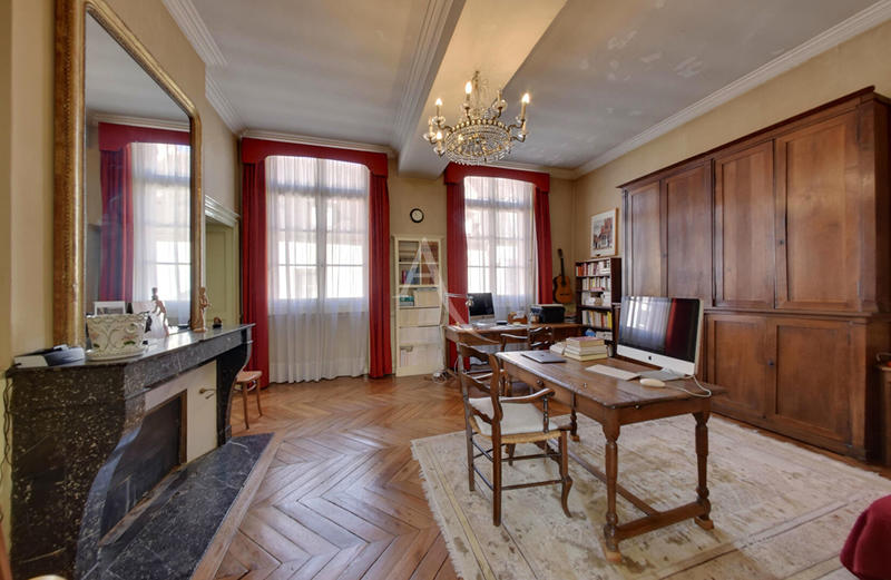 Maison - 280 m² - 12 pièces