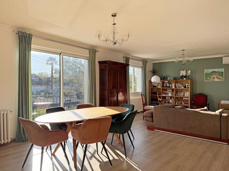 Maison - 261 m² - 8 pièces