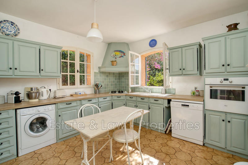 Maison - 220 m² - 7 pièces