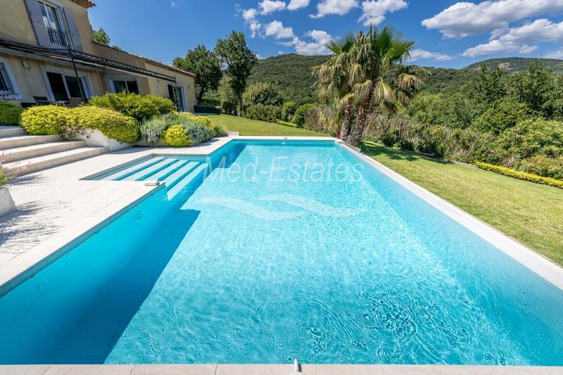 Villa - 261 m² - 6 pièces