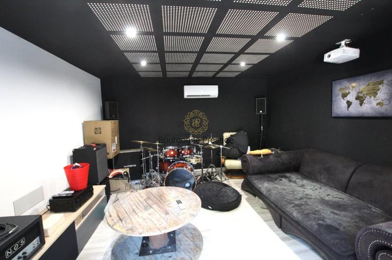 Propriété - 250 m² - 9 pièces