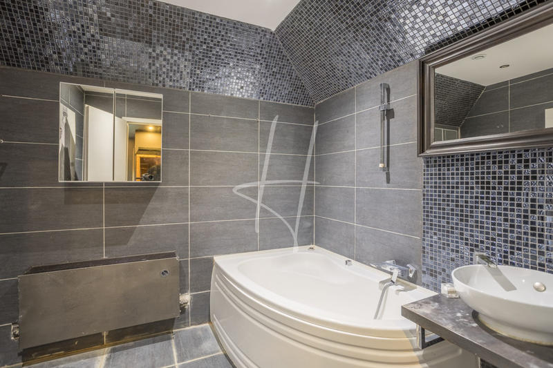 Maison - 277 m² - 9 pièces