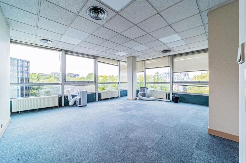 Bureau - 1 636 m²