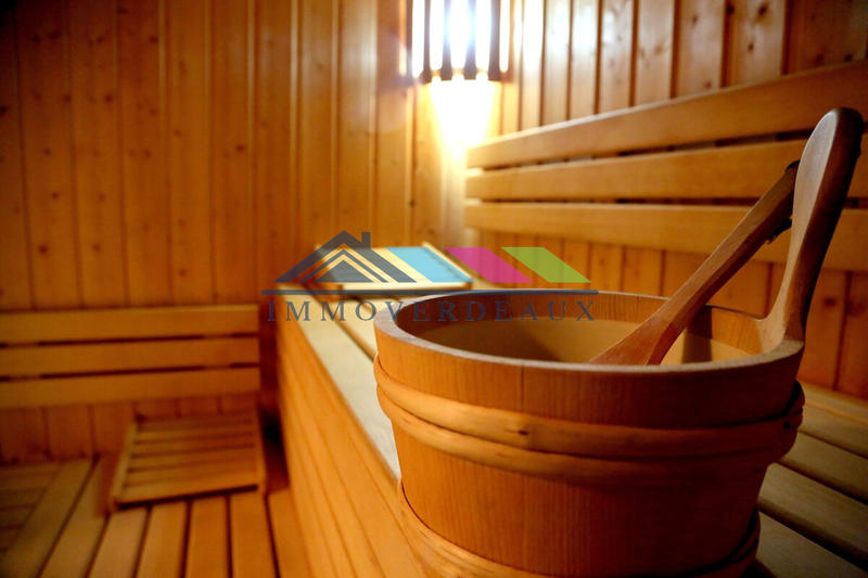 Local commercial - 1 800 m² - 25 pièces