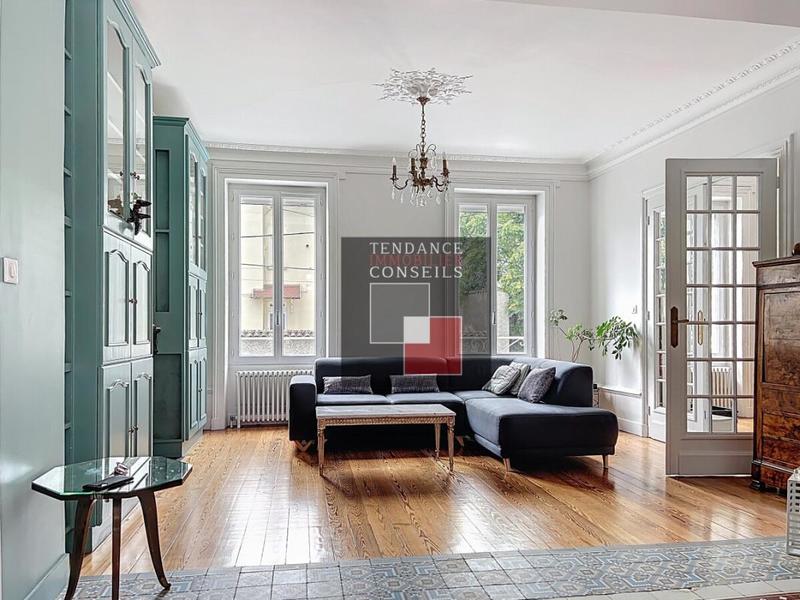 Maison - 300 m² - 13 pièces