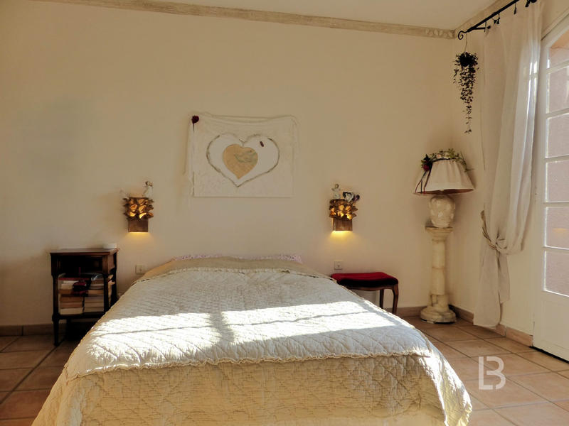 Maison - 222 m² - 8 pièces