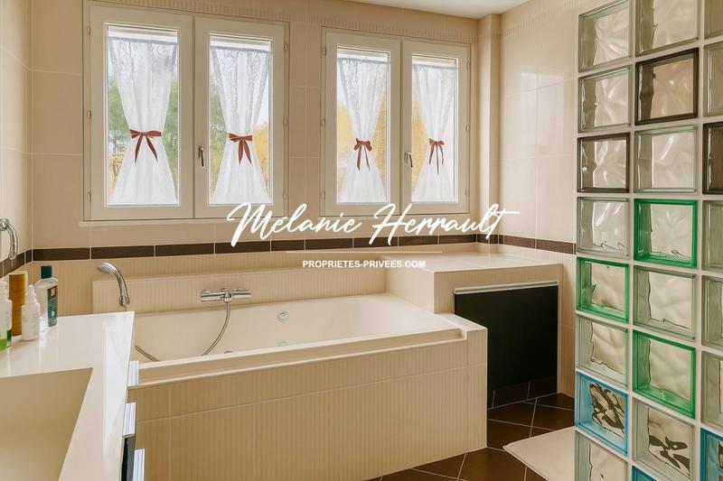 Maison - 223 m² - 9 pièces