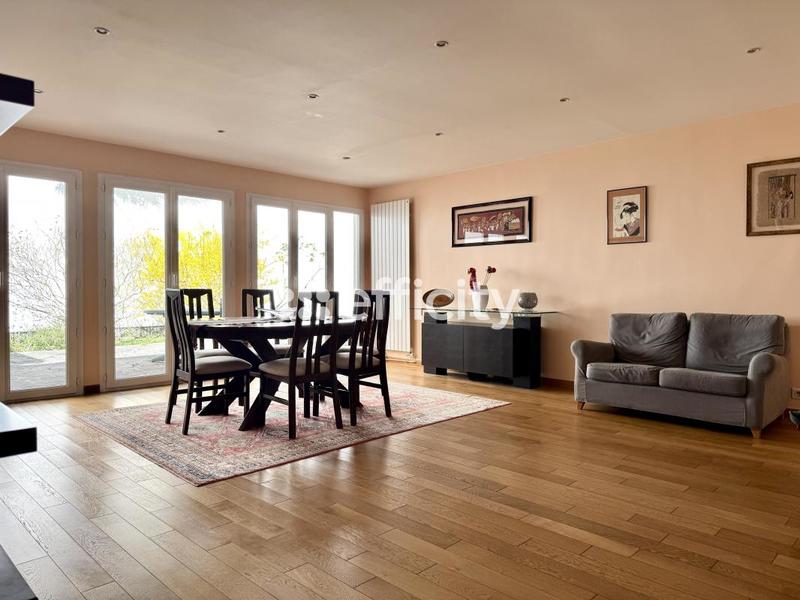 Maison - 270 m² - 11 pièces