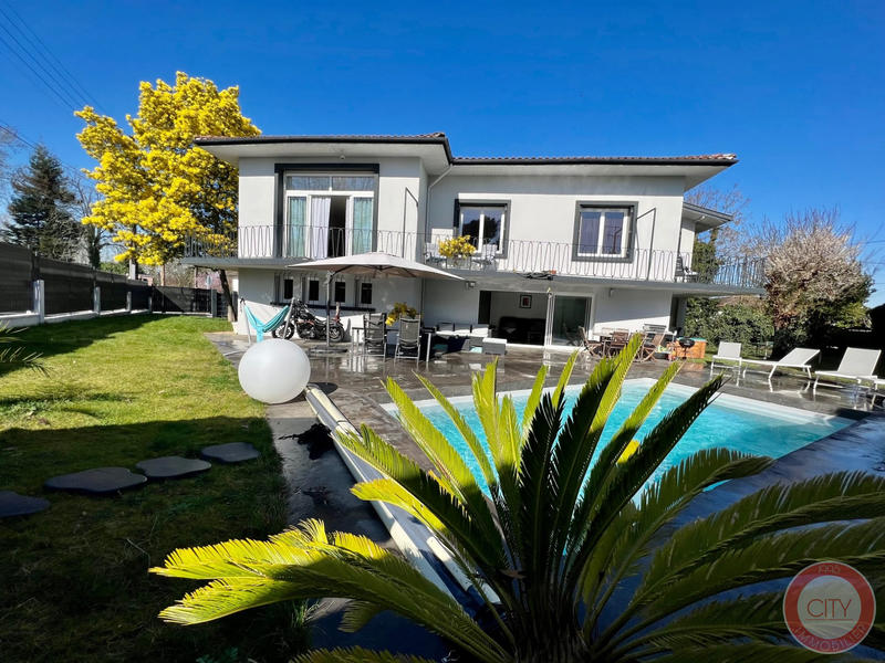 Maison traditionnelle - 223 m² - 9 pièces