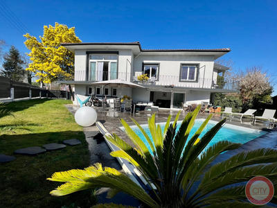 Maison traditionnelle - 223 m² - 9 pièces