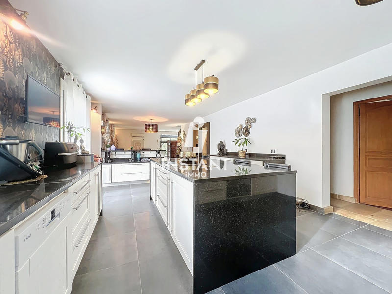 Maison - 210 m² - 9 pièces