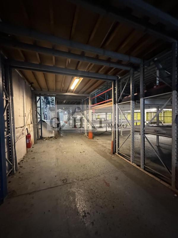Entrepôt - 2 140 m²