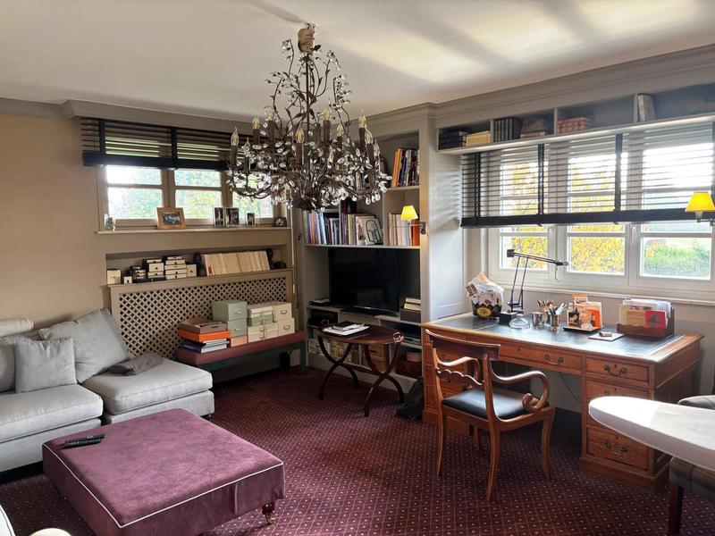 Maison - 275 m² - 12 pièces