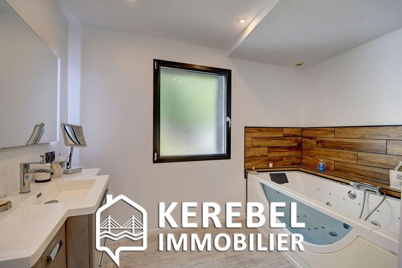 Maison - 230 m² - 7 pièces