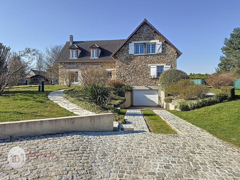 Maison - 202 m² - 8 pièces