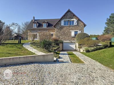 Maison - 202 m² - 8 pièces