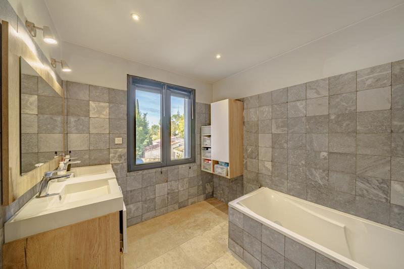 Villa - 192 m² - 8 pièces