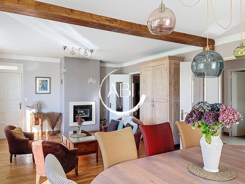 Maison - 201 m² - 9 pièces