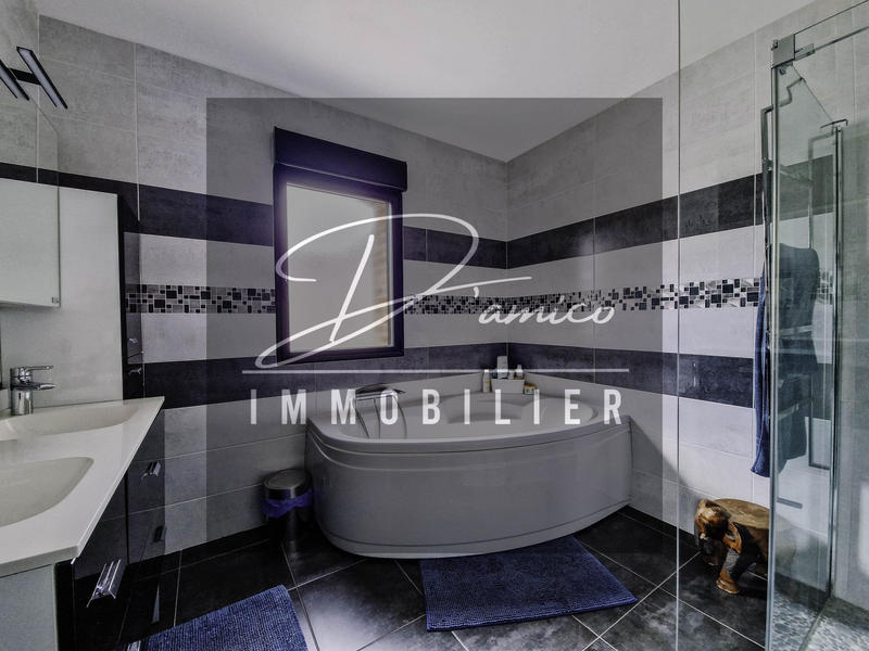 Maison - 214 m² - 10 pièces