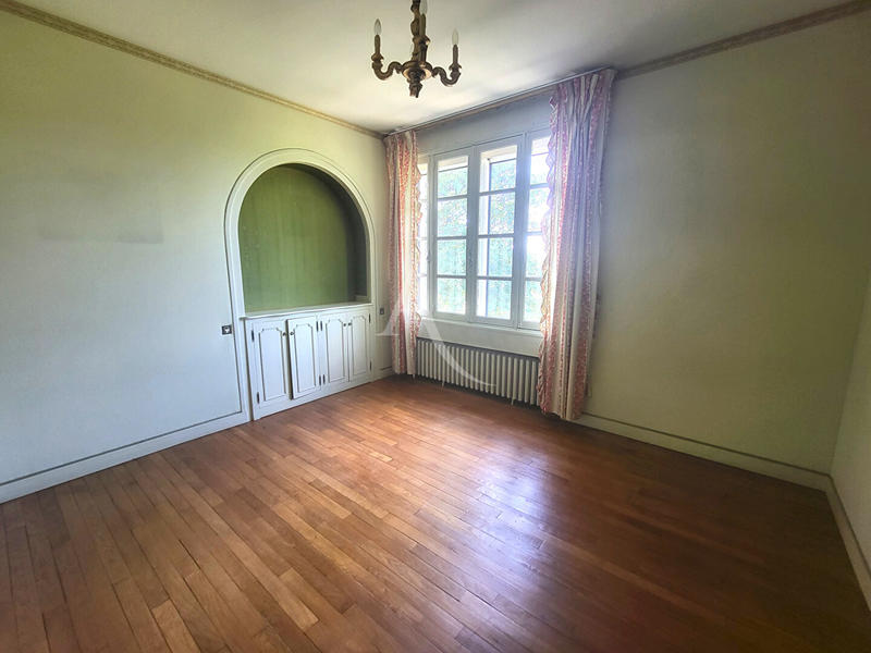 Maison - 220 m² - 9 pièces