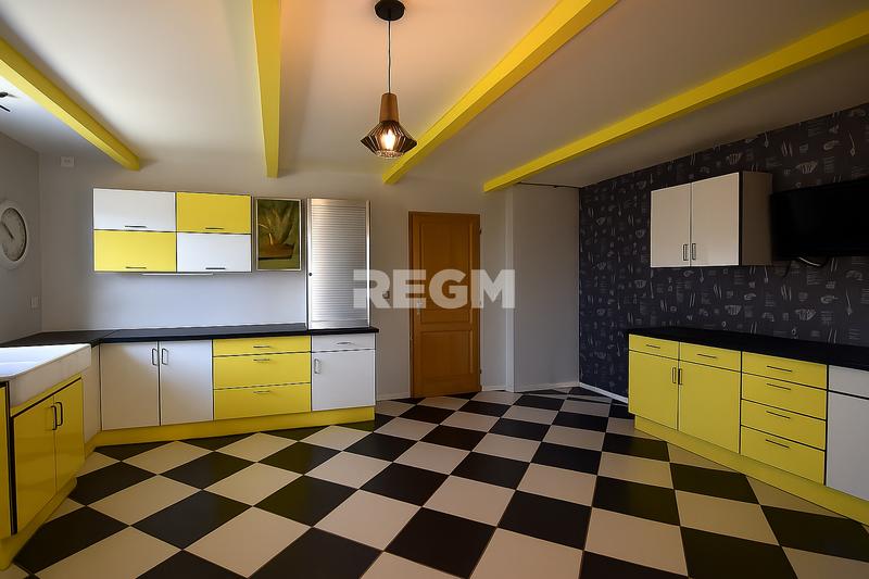 Maison - 295 m² - 11 pièces