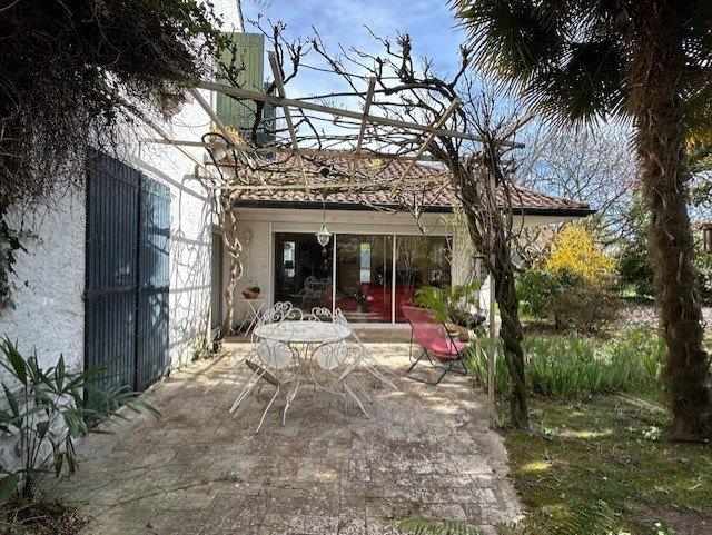 Maison - 200 m² - 8 pièces