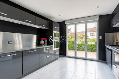 Maison - 168 m² - 9 pièces