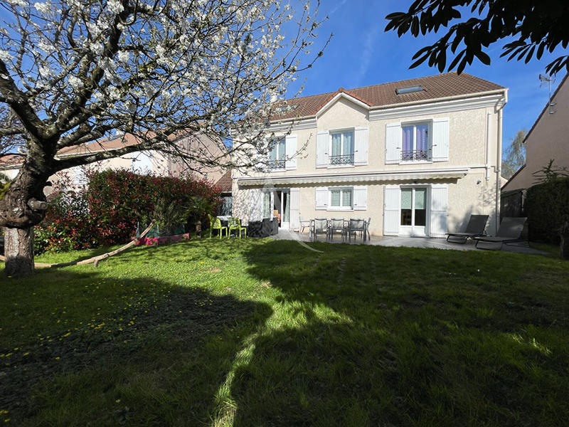 Maison - 215 m² - 8 pièces