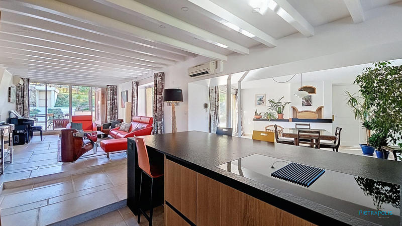 Maison - 198 m² - 7 pièces