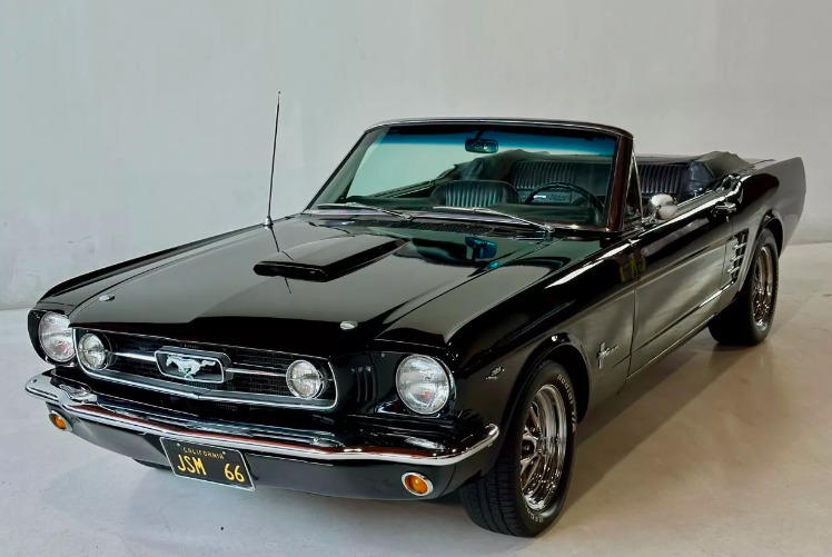 Ford Mustang V8 Triple Black Cab